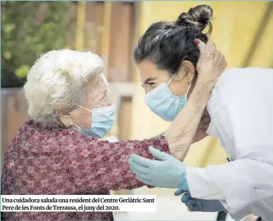  ?? ?? Una cuidadora saluda una resident del Centre Geriàtric Sant Pere de les Fonts de Terrassa, el juny del 2020.