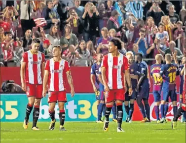  ??  ?? DECEPCIÓN. La plantilla del Girona se lamenta tras recibir un gol del Barça en el estadio de Montilivi.