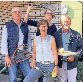  ?? FOTO: ANDREAS NOHLEN ?? Willibald Evers, Annegret Heißen, Christiane Otto-böhm und Ernst Heißen (von links) freuen sich auf die große Party, die am Samstag auf der Platzanlag­e steigen wird.