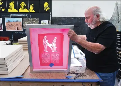  ?? CHRIS RILEY — TIMES-HERALD ?? Local artist Thomas Wojak talks about the process of screen prints at The W.O.R.K.S studio in downtown Vallejo. Wojak is helping to curate a show featuring Works Progress Administra­tion artwork at the SFMOMA.