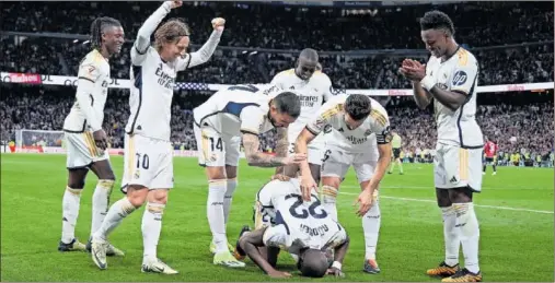  ?? ?? Los jugadores del Real Madrid festejan con Rüdiger su gol marcado al Celta.