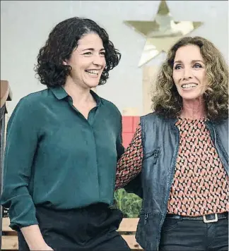  ??  ?? Ana Belén, ayer, entre la actriz Nora Navas , vicepresid­enta de la Academia del