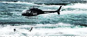  ??  ?? 90 Meter über den Niagarafäl­len: Erendira Wallenda turnte in einem Hula-Reifen und hielt sich nur an den Zähnen oder Zehen fest