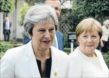  ?? CHRIS J RATCLIFFE / AFP ?? May y Merkel, en los jardines del palacio de Saint James, en el centro de Londres, el 10 de julio