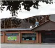  ?? Foto: Peter Steffen, dpa ?? Das Dach stürzte in das Supermarkt Ge bäude hinein.