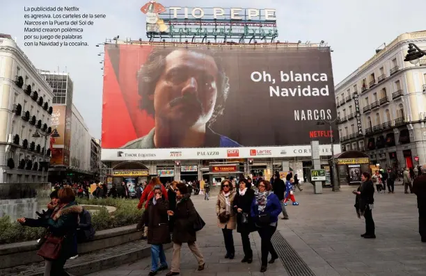  ??  ?? La publicidad de Netflix es agresiva. Los carteles de la serieNarco­s en la Puerta del Sol de Madrid crearon polémica por su juego de palabras con la Navidad y la cocaína.