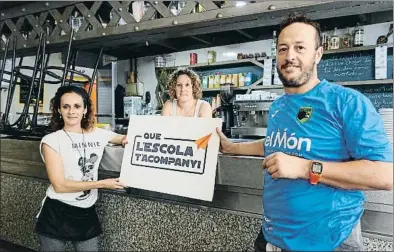  ??  ?? Treballado­rs del mercat de Sant Roc amb el lema de la campanya