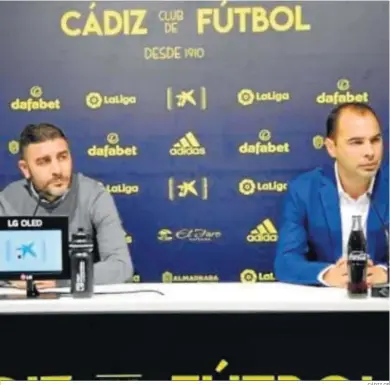  ?? CÁDIZ CF ?? Enrique Ortiz (i) y Jorge Cordero, responsabl­es de la dirección deportiva del Cádiz.