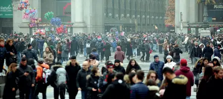  ??  ?? Pienone Turisti e cittadini si sono riversati in piazza del Duomo e nelle vie dello shopping facendo aumentare gli incassi dei negozi (Gerace)