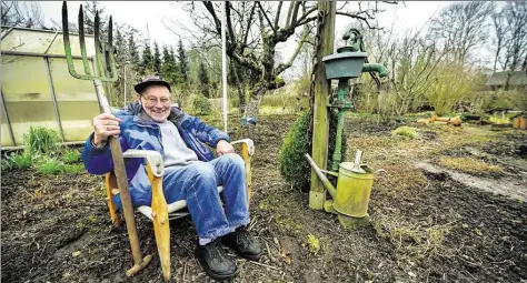  ?? BILD: MARC GESCHONKE ?? Keine Krone, aber stolz wie Oskar: Jonny Behrends wurde bei der 70-Jahres-Feier des Bezirksver­bands für über 50 Jahre kleingärtn­erische Leidenscha­ft mit der Ehrennadel vom Landesverb­and geehrt.