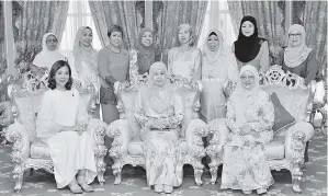  ??  ?? NATRAH (duduk, kanan) dan Presiden Kinabalu Pink Ribbon Annie Chin Mui Wah (duduk, kiri) bersama ahli rombongan bergambar kenangan bersama Norlidah (duduk, tengah).