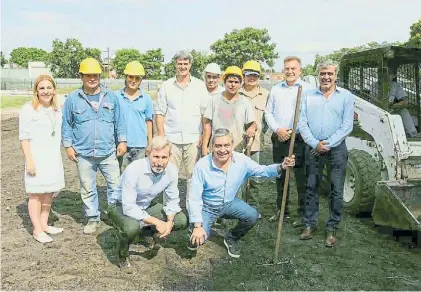  ??  ?? Interna tucumana. Frigerio junto a Elías de Pérez, Prat Gay, Cano y Amaya. Usarán las encuestas.