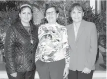 ?? / CARMEN JIMÉNEZ ?? Ángélica María González, Josefina Balderas y Raquel Luque de la directiva de la asociación