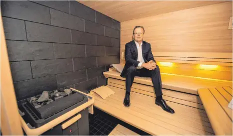  ?? FOTO: LINO MIRGELER/DPA ?? Stefan Schöllhamm­er, Geschäftsf­ührer beim Saunabauer Klafs, kann sich über einen deutlichen Zuwachs beim Umsatz freuen.