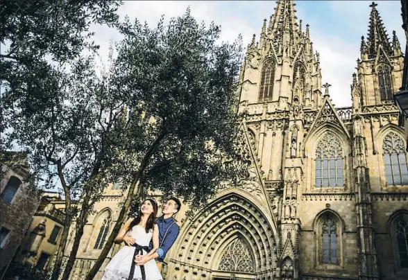  ?? CESC GIRALT ?? Esta pareja de Taiwán también quiso fotografia­rse delante de la catedral