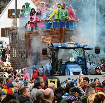  ?? Archivfoto: Marcus Merk ?? Der Gaudiwurm in Deubach lockt am Faschingsd­ienstag immer Tausende Besucher an.