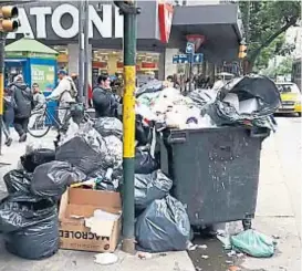  ?? (LA VOZ) ?? En el Centro. Los contenedor­es colapsaron en la Peatonal.