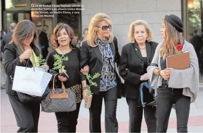  ?? AP ?? La ex de Bisbal Elena Tablada (desde la derecha) junto a su abuela Elena Moure, su tía Vivian, su madre Elena, y una amiga en Madrid