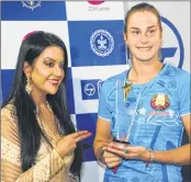  ??  ?? Aryna Sabalenka (right) receives the ‘Champions Trophy’ from Chief Patron, Amruta Fadnavis at the CCI tennis courts, Churchgate on Sunday.