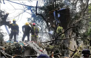  ?? PRENSA LATINA / VLADIMIR MOLINA / XINHUA / ZUMA PRESS / TNS ?? Rescuers work at the site where an airplane crashed near the Jose Marti Internatio­nal Airport on Friday in Havana.