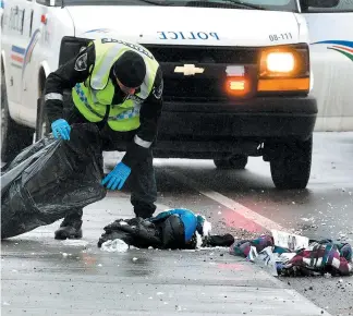  ?? PHOTOS AGENCE QMI, ROGER GAGNON ?? Les policiers ont étudié la scène avant de conclure qu’il s’agissait finalement d’un accident. Des vêtements de la victime ont été retrouvés sur la route.