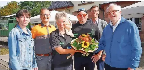  ?? FOTO: KULTURFORU­M KÖLLERTAL ?? Mit ihrer 46-tägigen Radtour wollten Carmen und Bodo Groß (Mitte) auf die Ziele des Kulturforu­ms Köllertal aufmerksam machen.