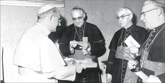  ?? ABC ?? El Papa Pablo VI junto a los cardenales Marcelo González Martín, Vicente Enrique y Tarancón, y Narcisco Jubany, durante una audiencia en el Vaticano, en 1974