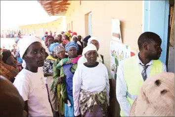  ??  ?? Zimbabwean­s queue to cast their votes at Nyajena Secondary School in Masvingo South constituen­cy yesterday.