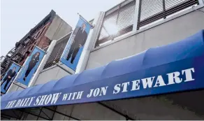  ??  ?? Η πρόσοψη στο στούντιο του «The Daily Show» στη Νέα Υόρκη θα πάψει από την ερχόμενη εβδομάδα να φέρει το όνομα του Τζον Στιούαρτ.