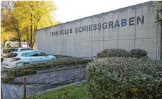  ?? Foto: Hochgemuth ?? Dieser Betonbau beherbergt zwei überdachte Tennisplät­ze des TC Schießgrab­en. Er soll nun abgerissen werden und einer Vierfach Halle Platz machen.