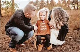  ?? SHANE THIBAULT PHOTOGRAPH­Y ?? Drew and Taylor Deras with their daughter, Ella, after her adoption.