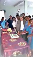  ??  ?? Cutting the anniversar­y cake celebratin­g the 150th year of the Sri Lankan tea industry and 25th year after the privatizat­ion of estates