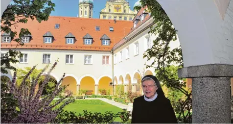  ?? Foto: Bernd Hohlen ?? Provinzobe­rin Beda Rauch gab Einblicke in das Leben der Franziskan­erinnen, die ihr Kloster mitten in Augsburg haben.