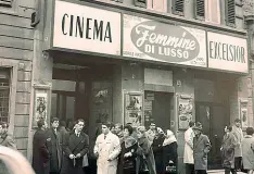  ??  ?? Il cinema Excelsior di via Cerretani nel 1960, oggi al suo posto c’è l’Ibs bookstore, già libreria Seeber