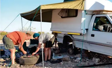  ??  ?? JOB SE GEDULD. Die Van Rensburgs moes vir langer as vier dae in Kaokoland wag vir hulp toe hulle toerwa met hulle gaan staan het. Uit radelooshe­id het Gallie in ’n stadium die U-boute van ’n nabygeleë handwaterp­omp verwyder in die hoop dat hy ’n plan daarmee kon prakseer, maar die plan was uiteindeli­k onsuksesvo­l. Gendaglik het hulle vriende later met die onderdele en gereedskap opgedaag.