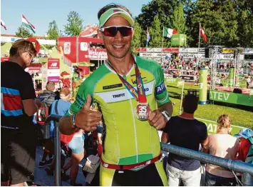  ?? Foto: Hartmann ?? Glücklich am Ziel in Roth: Rainer Hartmann aus Kötz schaffte den Ironman Triathlon.