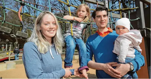  ?? Foto: Michael Hochgemuth ?? Vanessa Dreher, Laura (4), Philipp Keller mit Ida (8 Monate) gehen besonders gerne zum Spielplatz beim Parkhäusl. Sie finden Augsburg lebenswert­er als andere Städte.