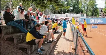  ??  ?? Bei den Spielen war einiges los auf den Zuschauerr­ängen. Besonders zogen natürlich die lokalen Spieler das Publikum an, aber auch ehemalige Topstars wie der Schwede Anders Jarryd.