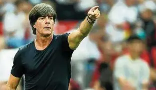  ?? Foto: dpa pa ?? Bundestrai­ner Joachim Löw gibt Anweisunge­n.