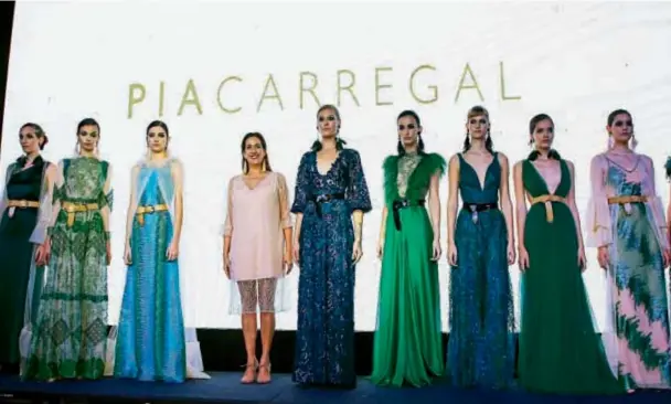  ??  ?? Maria Gorof presentó Mineral, linea couture que conjuga tules franceses bordados y recortados a mano. Pía Carregal apostó a su estiló romántico con plumas y gran combinació­n de texturas.