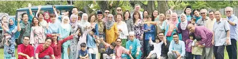  ??  ?? Bilog’s family members attending Amir’s Hari Raya open house.