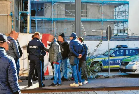  ?? Foto: Bernd Hohlen ?? Die Polizei vermittelt im Textilvier­tel: Bauarbeite­r einer italienisc­hen Firma sagen, sie hätten seit Monaten keinen Lohn bekommen. Deshalb wollten sie am Mittwoch die Baustelle nicht mehr verlassen. Der Vertrag mit ihrer Firma ist am Tag zuvor gekündigt worden.