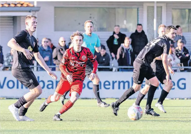  ?? FOTO: KARL BANSKI ?? Miles Grumann (Mitte) und der SVS bemühten sich vergeblich um einen Treffer gegen Eintracht Rheine.