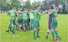  ?? FOTO: SUSI WEBER ?? Je später die Entscheidu­ng, desto mehr Spaß macht der Jubel: die Spieler des FC St. Gallen nach dem gewonnenen Elfmetersc­hießen.