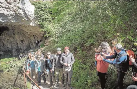  ?? AFP ?? Los voluntario­s, al salir de la cueva de Lombrives, en Ariége (Francia)