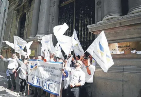  ??  ?? ► La Asociación de Funcionari­os del Sernac protestó ayer en la entrada del edificio del TC en Santiago.