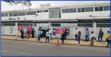  ??  ?? Las filas que se hacían en las instalacio­nes del centro de salud “Wilberth Escalante”, llamarón la atención de los campechano­s que estaban transitand­o por la zona