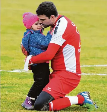  ?? Foto: Oliver Reiser ?? Der Erfolg des SV Cosmos Aystetten hat viele Väter, die kleine Maja nur einen. Nach dem Sieg gegen Neusäß nahm sich Torhüter Valentin Coca als erstes Zeit für seine kleine Tochter.