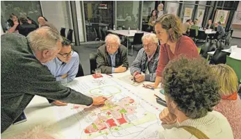  ?? FOTO: ANTON WASSERMANN ?? In verschiede­nen Arbeitsgru­ppen diskutiert­en die Bürger über die künftige Stadtentwi­cklung von Weingarten. Die Gruppe im Vordergrun­d befasste sich intensiv mit der baulichen Entwicklun­g.