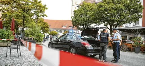  ??  ?? Mitten am Tag, mitten in der Innenstadt: Ein afghanisch­er Asylbewerb­er stach „unvermitte­lt“auf drei Menschen ein. Polizisten untersuche­n am Freitag den Tatort auf dem Marienplat­z.